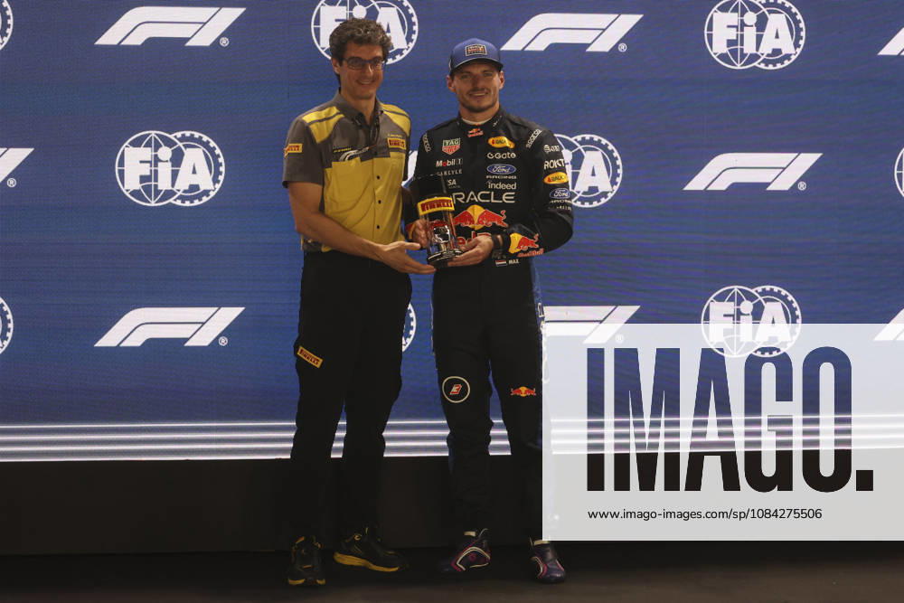 Formula 1 Singapore Airlines Singapore Grand Prix 2026 Sprint Race Pole Position Max Verstappen (NED), Oracle Red Bull Racing , RB22, Car 3 with a Pirelli Award during Formula 1 Singapore Airlines Singapore Grand Prix 2026 on October 9., 2026 in Marina Bay Street Circuit, Singapore, Zsombor Toth Singapore Marina Bay Street Circuit Singapore Singapore