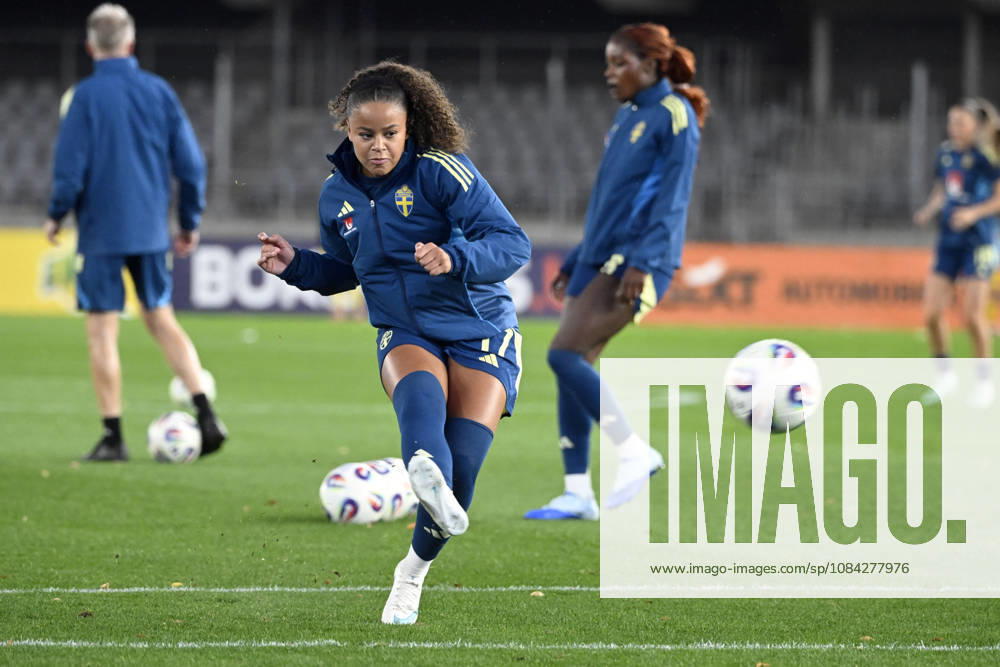 KAUNAS, LITAUEN 20261009 Felicia Schröder värmer upp inför fredagens fotbollsmatch, VM-playoff, mellan Litauen och Sverige pa Dariaus ir GirÃ no stadionas.