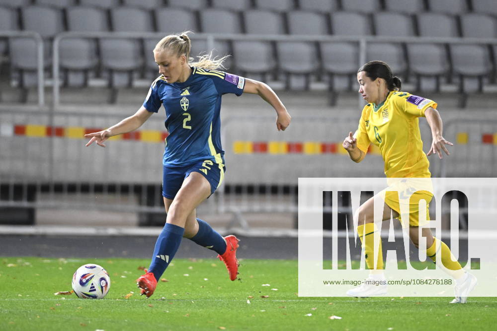 KAUNAS, LITAUEN 20261009 Sveriges Smilla Holmberg och Litauens Tereza Romanovskaja under fredagens fotbollsmatch, VM-playoff, mellan Litauen och Sverige pa Dariaus ir GirÃ no stadionas.
