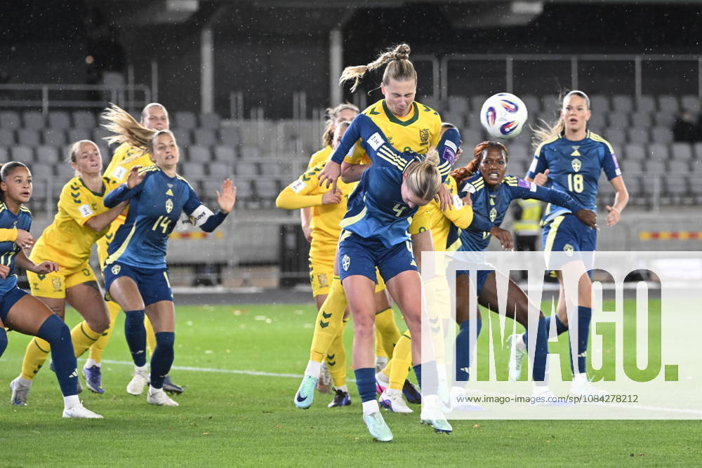 KAUNAS, LITAUEN 20261009 Sveriges Hanna Lundkvist och Evelyn Ijeh under fredagens fotbollsmatch, VM-playoff, mellan Litauen och Sverige pa Dariaus ir Girà no stadionas.