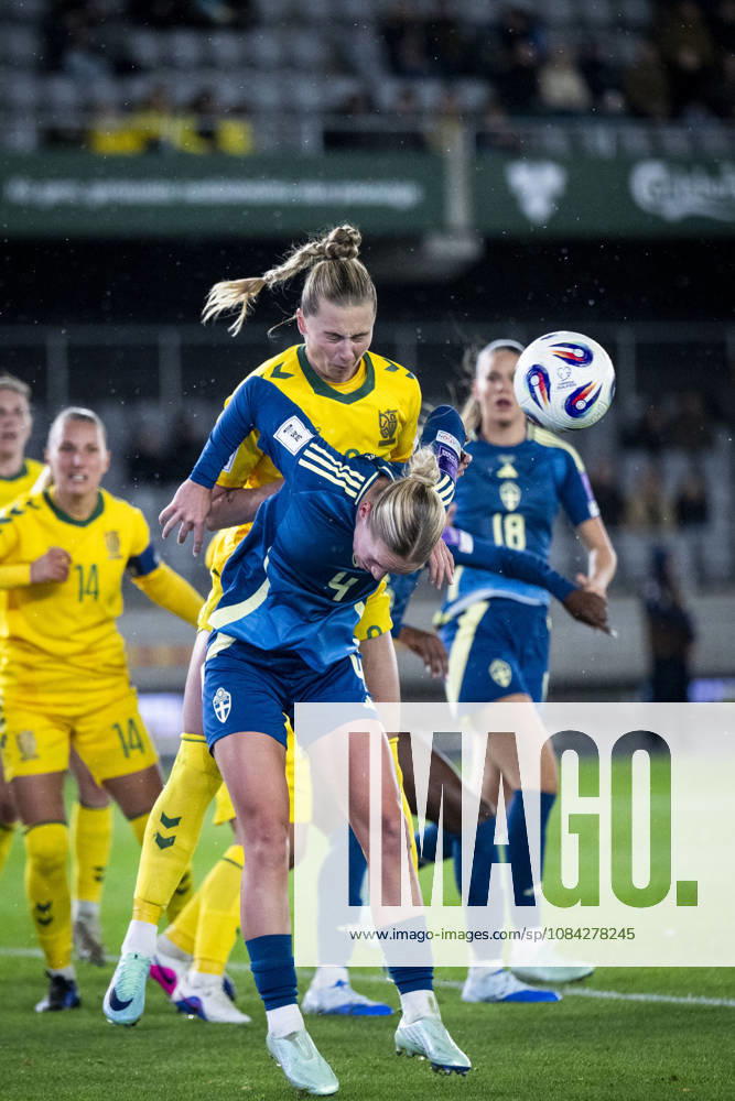 RimantÄ— JonusaitÄ— of Lithuania and Hanna Lundkvist of Sweden during the FIFA Women s World Cup qualifier play-off football match between Lithuania and Sweden on October 9, 2026 in Kaunas. Photo: Mathias Bergeld BILDBYRAN kod MB MB1418 fotboll football soccer fotball vm-kval kval fifa womens world cup qualifier qualifier playoff lithuania sverige sweden dam bbeng play-off