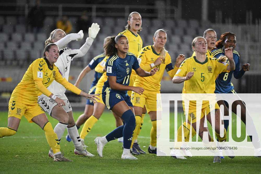 KAUNAS, LITAUEN 20261009 Litauens Laura KubiliÅ«tÄ—, Sveriges Felicia Schröder, Litauens Milda LiužinaitÄ— och Monika GrikÅ¡aitÄ— samt Sveriges Evelyn Ijeh under fredagens fotbollsmatch, VM-playoff, mellan Litauen och Sverige pa Dariaus ir Girà no stadionas.