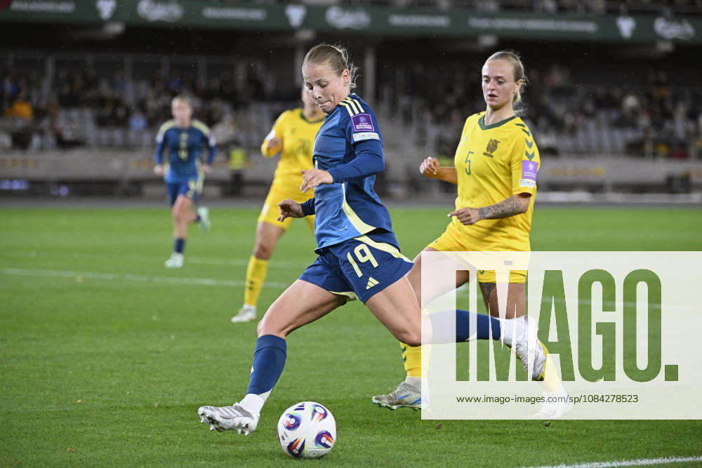 KAUNAS, LITAUEN 20261009 Sveriges Anna Anvegard och Litauens Monika GrikÅ¡aitÄ— under fredagens fotbollsmatch, VM-playoff, mellan Litauen och Sverige pa Dariaus ir GirÃ no stadionas.