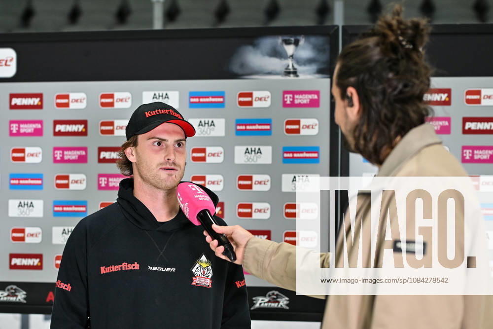 Penny DEL; Augsburger Panther - Fischtown Pinguins, 09.10.2026 aUGSBURG, GERMANY; 09. OCTOBER: im Bild Keean WASHKURAK (Fischtwon Pinguins 60) beim Interview mit Magenta vor dem Match der Penny DEL zwischen den Augsburger Panthern und den Fischtown Pinguins am 7. Spieltag im Curt Frenzel Stadion