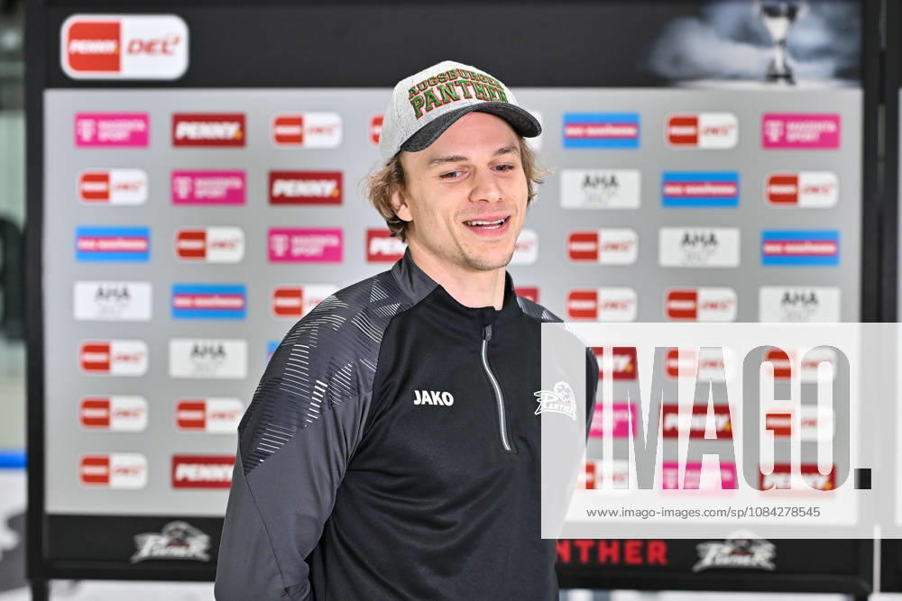 Penny DEL; Augsburger Panther - Fischtown Pinguins, 09.10.2026 aUGSBURG, GERMANY; 09. OCTOBER: im Bild Tim WOHLGEMUTH (Augsburger Panther 33) beim Interview mit Magenta vor dem Match der Penny DEL zwischen den Augsburger Panthern und den Fischtown Pinguins am 7. Spieltag im Curt Frenzel Stadion