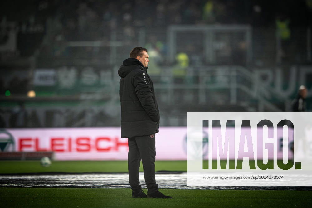 3. Liga, 8. Spieltag, SC Preußen Münster vs. Rot-Weiss Essen im LVM-Preußenstadion. Uwe Koschinat (Essen) bei der Platzbegehung WICHTIGER HINWEIS: Gemäß den Vorgaben des DFB und der DFL ist es untersagt, in dem Stadion und oder vom Spiel angefertigte Fotoaufnahmen in Form von Sequenzbildern und oder videoähnlichen Fotostrecken zu verwerten bzw. verwerten zu lassen.