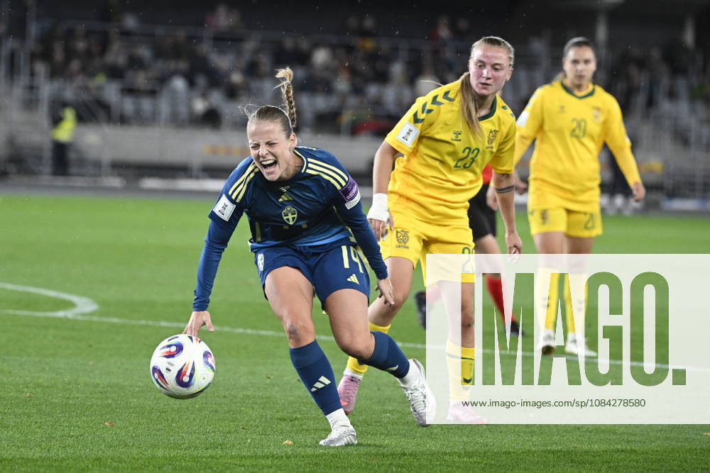 KAUNAS, LITAUEN 20261009 Sveriges Anna Anvegard och Litauens Loreta RogaÄiova under fredagens fotbollsmatch, VM-playoff, mellan Litauen och Sverige pa Dariaus ir GirÃ no stadionas.