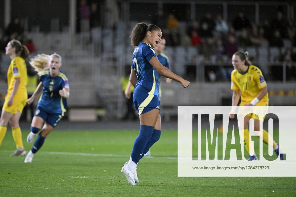 KAUNAS, LITAUEN 20261009 Sveriges Felicia Schröder jublar efter mal 0-1 pa straff under fredagens fotbollsmatch, VM-playoff, mellan Litauen och Sverige pa Dariaus ir Girà no stadionas.