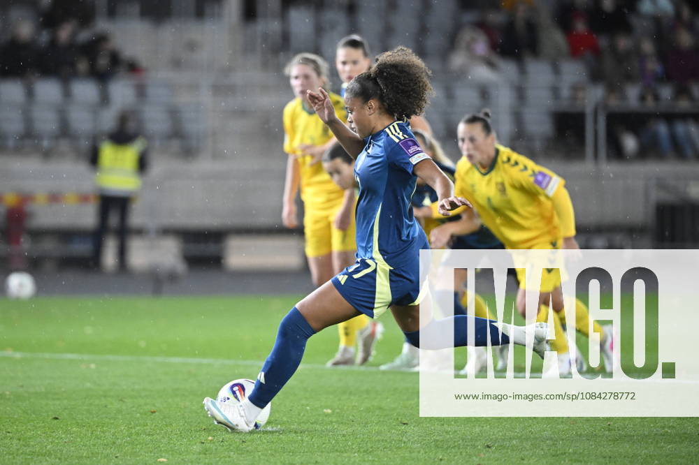 KAUNAS, LITHUANIA 20261009 Sweden s Felicia Schröder celebrates after scoring a 0-1 penalty during Friday s World Cup playoff soccer match between Lithuania and Sweden at Dariaus ir Girà no Stadium.