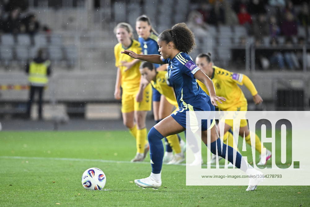 KAUNAS, LITHUANIA 20261009 Sweden s Felicia Schröder celebrates after scoring a 0-1 penalty during Friday s World Cup playoff soccer match between Lithuania and Sweden at Dariaus ir Girà no Stadium.