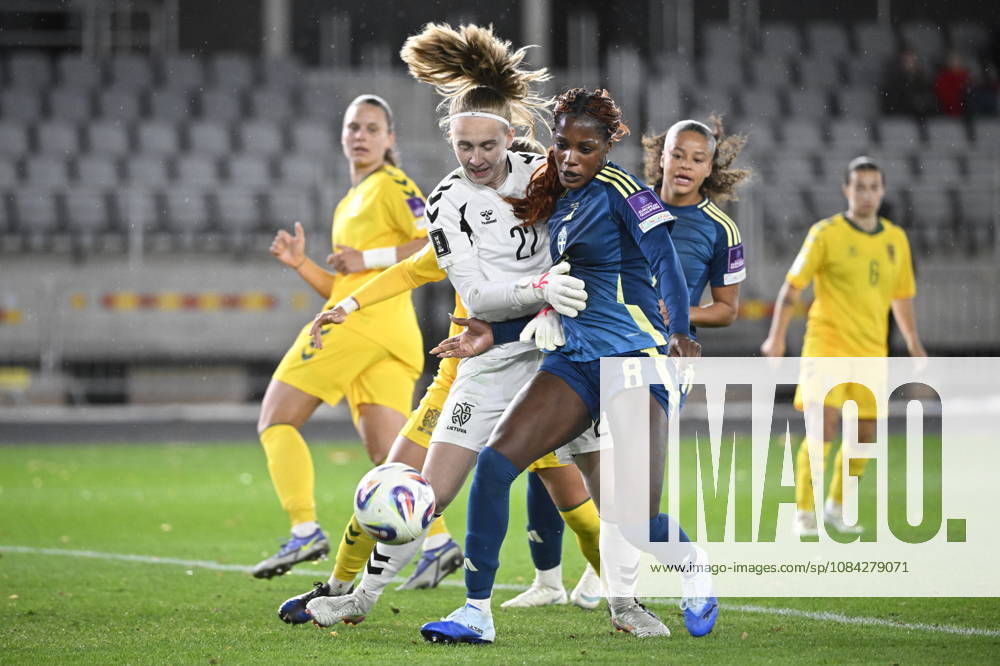KAUNAS, LITAUEN 20261009 Litauens malvakt Meda Å eÅ¡kutÄ— och Sveriges Evelyn Ijeh i närkamp under fredagens fotbollsmatch, VM-playoff, mellan Litauen och Sverige pa Dariaus ir Girà no stadionas.