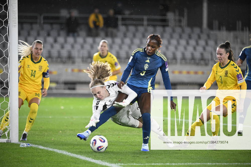 KAUNAS, LITAUEN 20261009 Litauens malvakt Meda Å eÅ¡kutÄ— och Sveriges Evelyn Ijeh i närkamp under fredagens fotbollsmatch, VM-playoff, mellan Litauen och Sverige pa Dariaus ir GirÃ no stadionas.