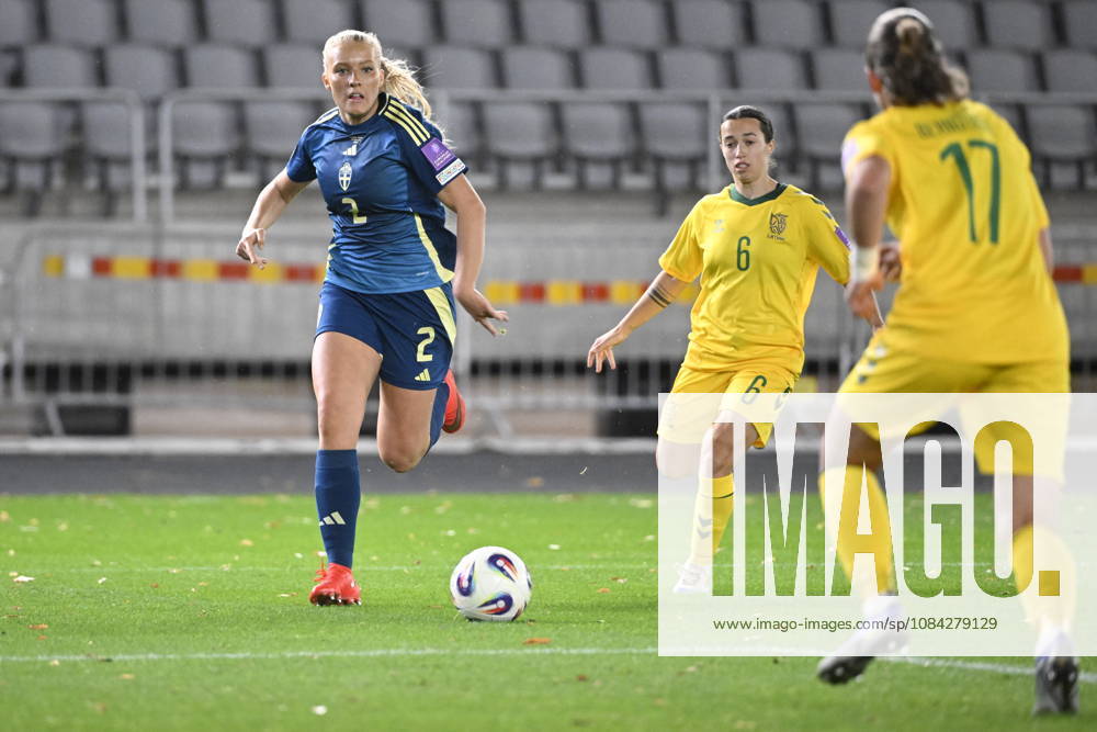 KAUNAS, LITAUEN 20261009 Sveriges Smilla Holmberg och Litauens Tereza Romanovskaja under fredagens fotbollsmatch, VM-playoff, mellan Litauen och Sverige pa Dariaus ir GirÃ no stadionas.