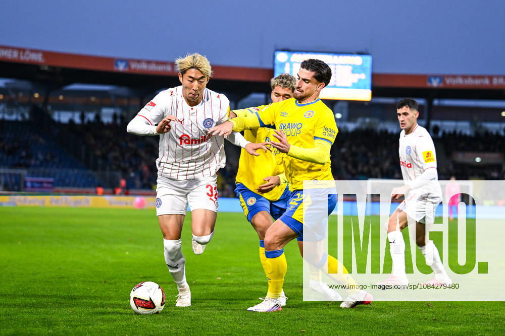 Fussball, 2. Bundesliga, Eintracht Braunschweig - Holstein Kiel, Hiroki Sekine (Holstein Kiel), Fabio Di Michele Sanchez (Eintracht Braunschweig) xRHR-FOTO DEx