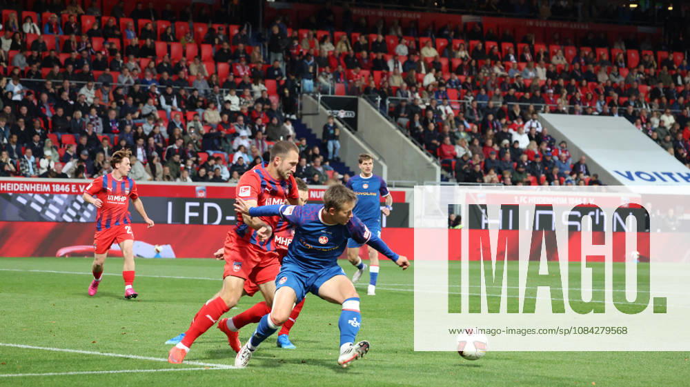 Fussball 2.Bundesliga, 1.FC Heidenheim - 1.FC Kaiserslautern v.l. Jonas Föhrenbach Foehrenbach (1FC Heidenheim 1846) Naatan Skyttä Skyttae (1.FC Kaiserslautern) Zweikampf, Aktion, action, battle for the ball Heidenheim