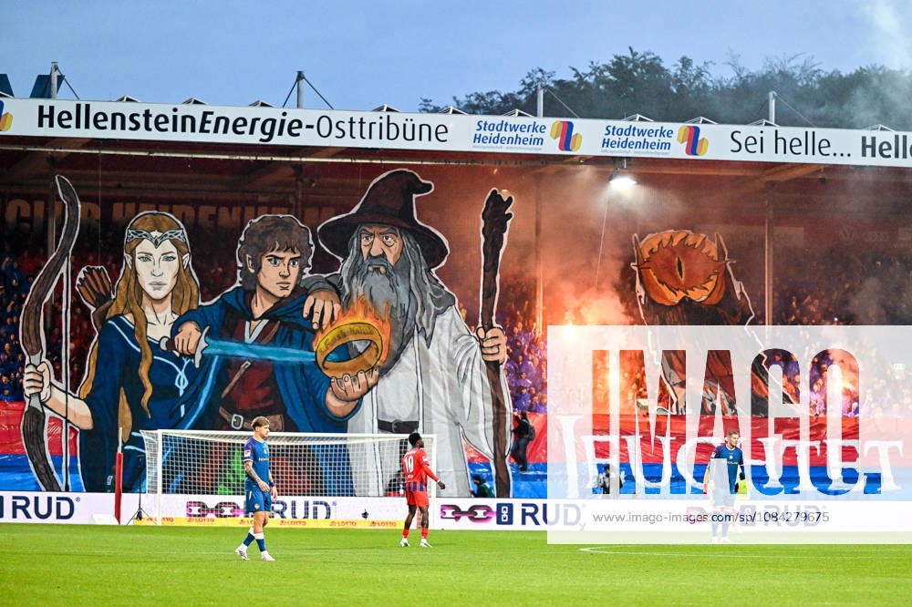 GER, Fussball, Herren, 2. Bundesliga, 7. Spieltag, 1. FC Heidenheim vs 1. FC Kaiserslautern Choreographie der Heidenheimer Fans, Ultras, Osttribüne, Motiv aus Herr der Ringe, Pyrotechnik Heidenheim Voith-Arena Baden-Württemberg Deutschland