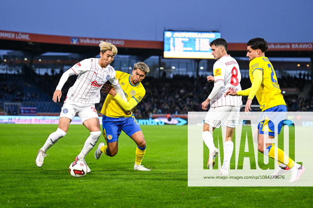 Fussball, 2. Bundesliga, Eintracht Braunschweig - Holstein Kiel, Hiroki Sekine (Holstein Kiel), Yann Sturm (Eintracht Braunschweig), Guillermo Balzi (Holstein Kiel), xRHR-FOTO DEx