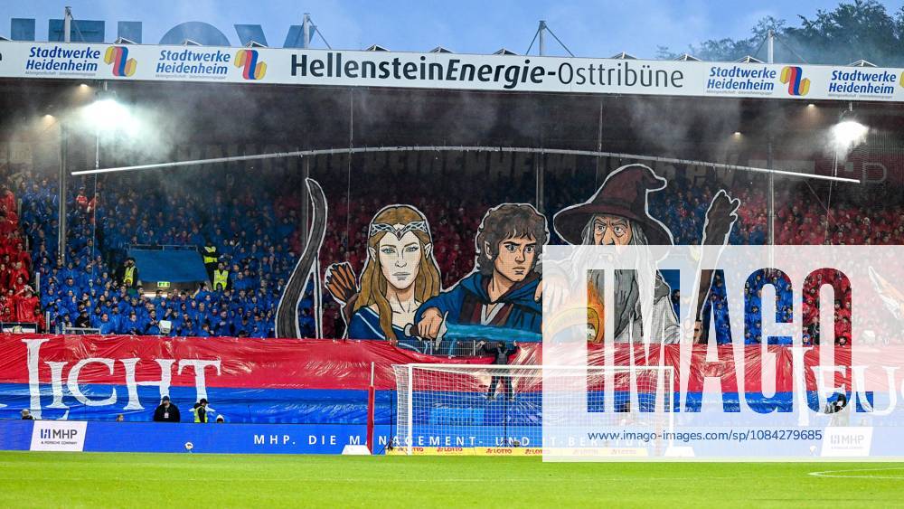GER, Fussball, Herren, 2. Bundesliga, 7. Spieltag, 1. FC Heidenheim vs 1. FC Kaiserslautern Choreographie der Heidenheimer Fans, Ultras, Osttribüne, Motiv aus Herr der Ringe Heidenheim Voith-Arena Baden-Württemberg Deutschland