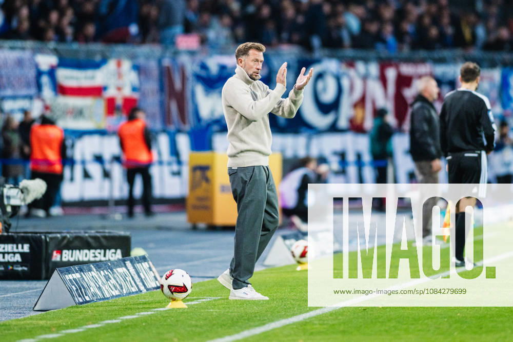 2. Bundesliga: Eintracht Braunschweig vs. Holstein Kiel, 09.10.2026 TOR, JUBEL zum 1:0 durch Jan Urbich (Eintracht Braunschweig, 27), hier Lars Kornetka (Trainer Eintracht Braunschweig); Fußball, 2. Bundesliga, 7. Spieltag: Eintracht Braunschweig vs. Holstein Kiel am 09.10.2026 im Eintracht-Stadion, Braunschweig DFL REGULATIONS PROHIBIT ANY USE OF PHOTOGRAPHS AS IMAGE SEQUENCES AND OR QUASI-VIDEO.