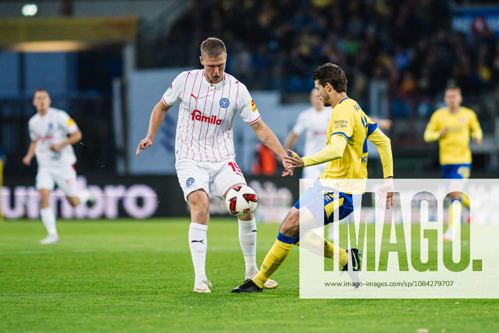 2. Bundesliga: Eintracht Braunschweig vs. Holstein Kiel, 09.10.2026 Phil Harres (Holstein Kiel, 19) gegen Isidoros Koutsidis (Eintracht Braunschweig, 23) im Zweikampf; Fußball, 2. Bundesliga, 7. Spieltag: Eintracht Braunschweig vs. Holstein Kiel am 09.10.2026 im Eintracht-Stadion, Braunschweig DFL REGULATIONS PROHIBIT ANY USE OF PHOTOGRAPHS AS IMAGE SEQUENCES AND OR QUASI-VIDEO.