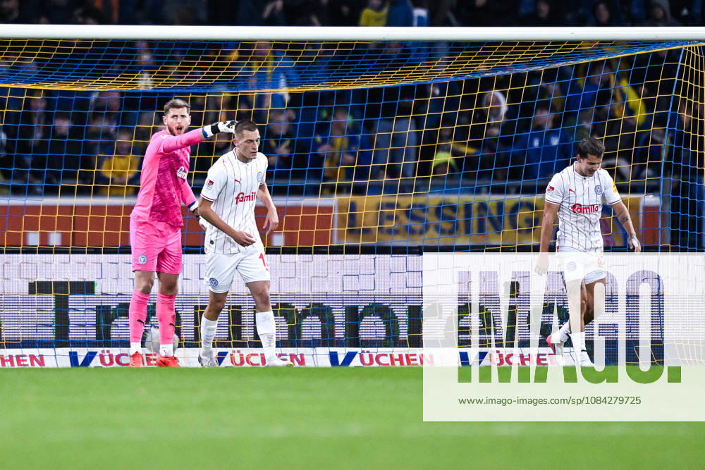 Fussball, 2. Bundesliga, Eintracht Braunschweig - Holstein Kiel, Timon Weiner (Holstein Kiel), Ivan Nekić (Holstein Kiel) xRHR-FOTO DEx