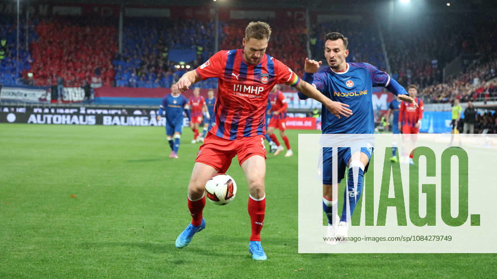 Fussball 2.Bundesliga, 1.FC Heidenheim - 1.FC Kaiserslautern v.l. Patrick Mainka (1FC Heidenheim 1846) Mergim Berisha (1.FC Kaiserslautern) Heidenheim