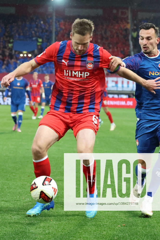 Fussball 2.Bundesliga, 1.FC Heidenheim - 1.FC Kaiserslautern v.l. Patrick Mainka (1FC Heidenheim 1846) Mergim Berisha (1.FC Kaiserslautern) Zweikampf, Aktion, action, battle for the ball Heidenheim