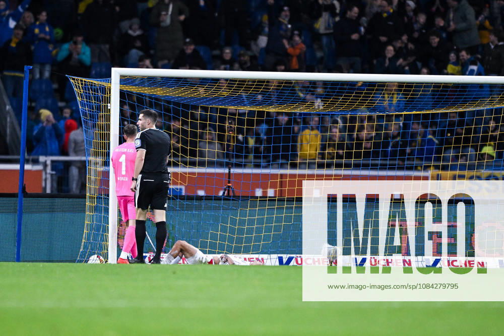 Fussball, 2. Bundesliga, Eintracht Braunschweig - Holstein Kiel, Jan Urbich (Eintracht Braunschweig) erzielt das Tor zum 1:0, Ivan Nekić (Holstein Kiel) liegt im Tor, xRHR-FOTO DEx