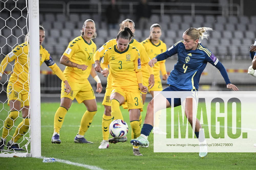 KAUNAS, LITAUEN 20261009 Litauens Laura Kubiliūtė och Sveriges Hanna Lundkvist under fredagens fotbollsmatch, VM-playoff, mellan Litauen och Sverige pa Dariaus ir Girà no stadionas.