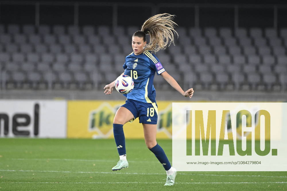 KAUNAS, LITAUEN 20261009 Sveriges Bella Andersson under fredagens fotbollsmatch, VM-playoff, mellan Litauen och Sverige pa Dariaus ir GirÃ no stadionas.