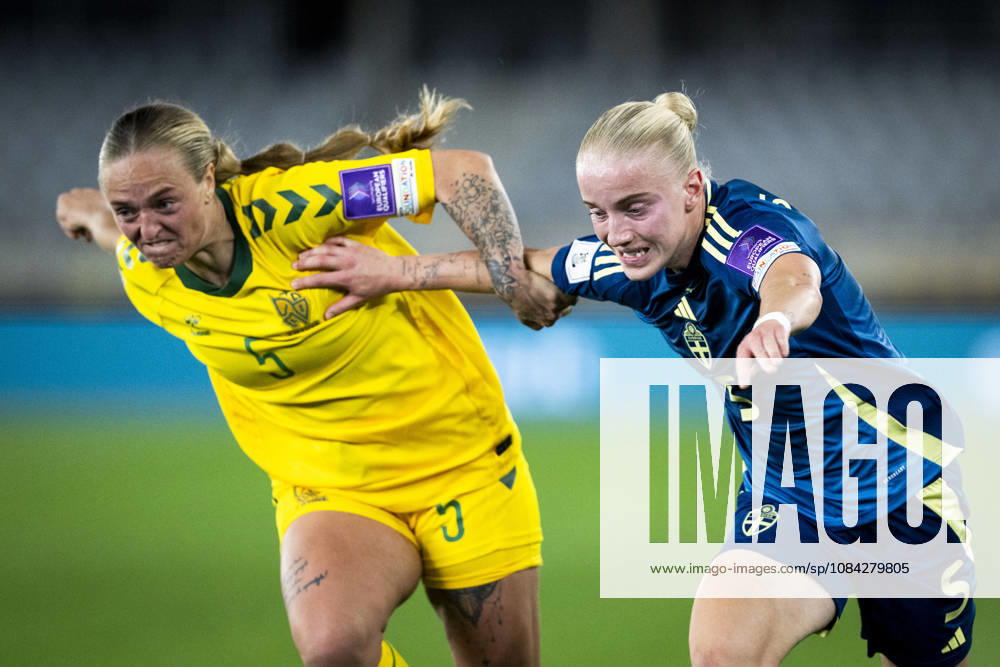 Monika GriksaitÄ— of Lithuania and Anna Sandberg of Sweden during the FIFA Women s World Cup qualifier play-off football match between Lithuania and Sweden on October 9, 2026 in Kaunas. Photo: Mathias Bergeld BILDBYRAN kod MB MB1418 fotboll football soccer fotball vm-kval kval fifa womens world cup qualifier qualifier playoff lithuania sverige sweden dam bbeng play-off
