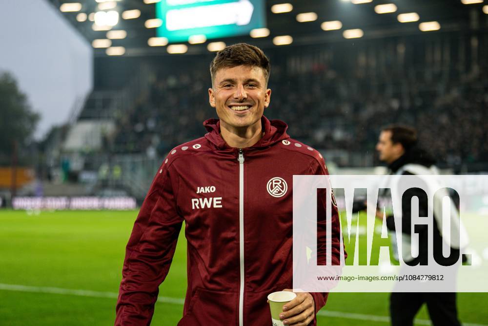 3. Liga, 8. Spieltag, SC Preußen Münster vs. Rot-Weiss Essen im LVM-Preußenstadion. Semir Telalovic (Essen) lacht vorm dem Spiel Münster gegen Essen WICHTIGER HINWEIS: Gemäß den Vorgaben des DFB und der DFL ist es untersagt, in dem Stadion und oder vom Spiel angefertigte Fotoaufnahmen in Form von Sequenzbildern und oder videoähnlichen Fotostrecken zu verwerten bzw. verwerten zu lassen.