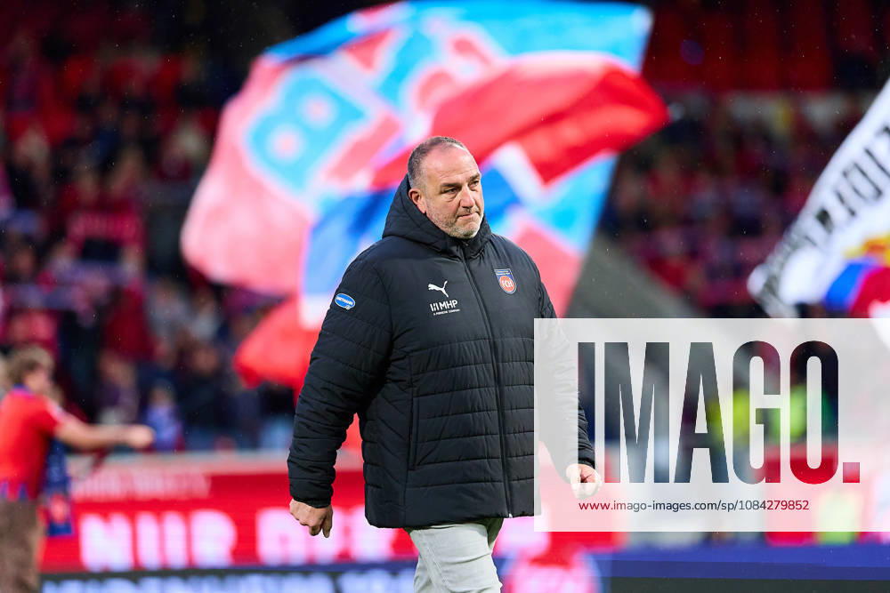 Frank Schmidt (1.FC Heidenheim, Chef-Trainer) vor einer Fahne des 1. FC Heidenheim GER, 1. FC Heidenheim 1846 vs. 1. FC Kaiserslautern, Fussball, 2. Bundesliga, 7. Spieltag, Spielzeit 2026 2027, 09.10.2026 DFL regulations prohibit any use of photographs as image sequences and or quasi-video. GER, 1. FC Heidenheim 1846 vs. 1. FC Kaiserslautern, Fussball, 2. Bundesliga, 7. Spieltag, Spielzeit 2026 2027, 09.10.2026 Heidenheim an der Brenz
