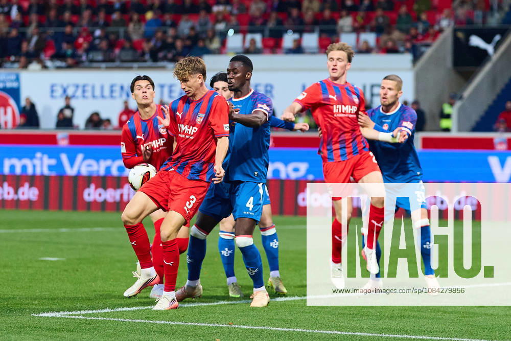 Strafraumszene Mathias Honsak (1.FC Heidenheim, 17), Jan Schoeppner (1.FC Heidenheim, 03), Maxwell Gyamfi (1. FC Kaiserslautern, 04), Mikkel Kaufmann (1.FC Heidenheim, 29), Jan Elvedi (1. FC Kaiserslautern, 33) GER, 1. FC Heidenheim 1846 vs. 1. FC Kaiserslautern, Fussball, 2. Bundesliga, 7. Spieltag, Spielzeit 2026 2027, 09.10.2026 DFL regulations prohibit any use of photographs as image sequences and or quasi-video. GER, 1. FC Heidenheim 1846 vs. 1. FC Kaiserslautern, Fussball, 2. Bundesliga, 7. Spieltag, Spielzeit 2026 2027, 09.10.2026 Heidenheim an der Brenz
