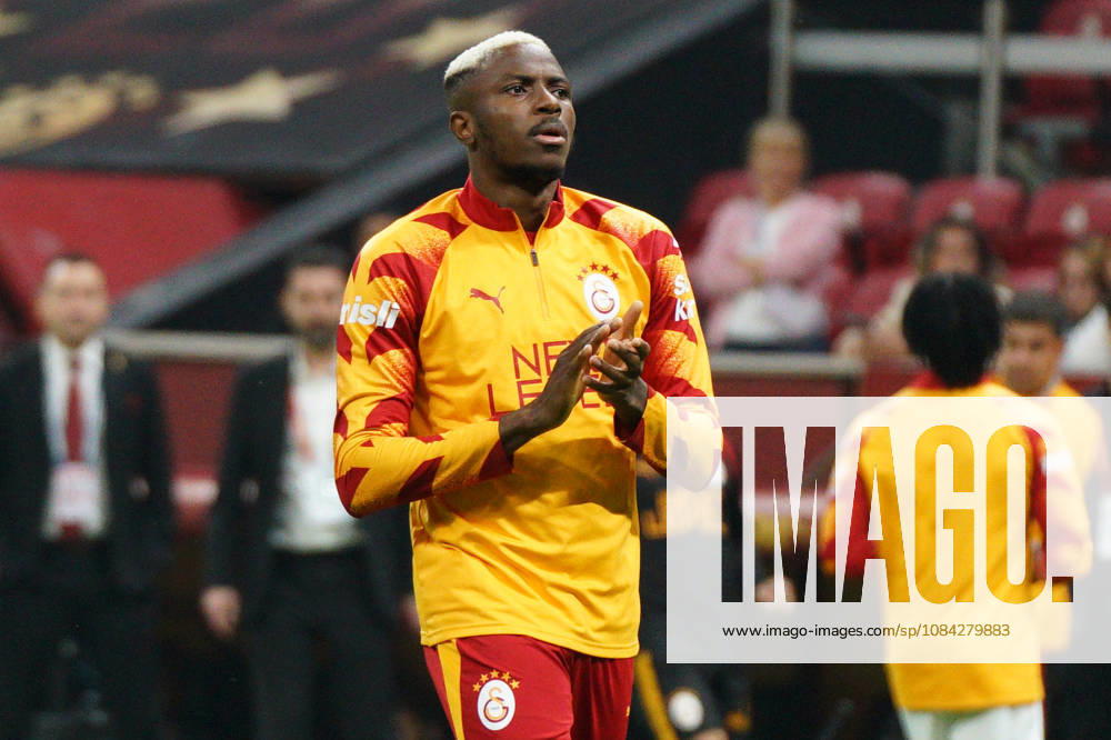 Victor Osimhen (C) of Galatasaray greets the fans before the Turkish Super League 2026 27 match between Galatasaray and Kasimpasa at RAMS Park Stadium in Istanbul, Turkey, on October 9, 2026. Turkish Super League 2026 27 - Galatasaray Vs Kasimpasa - ZUMAu194 20261009_zip_u194_003
