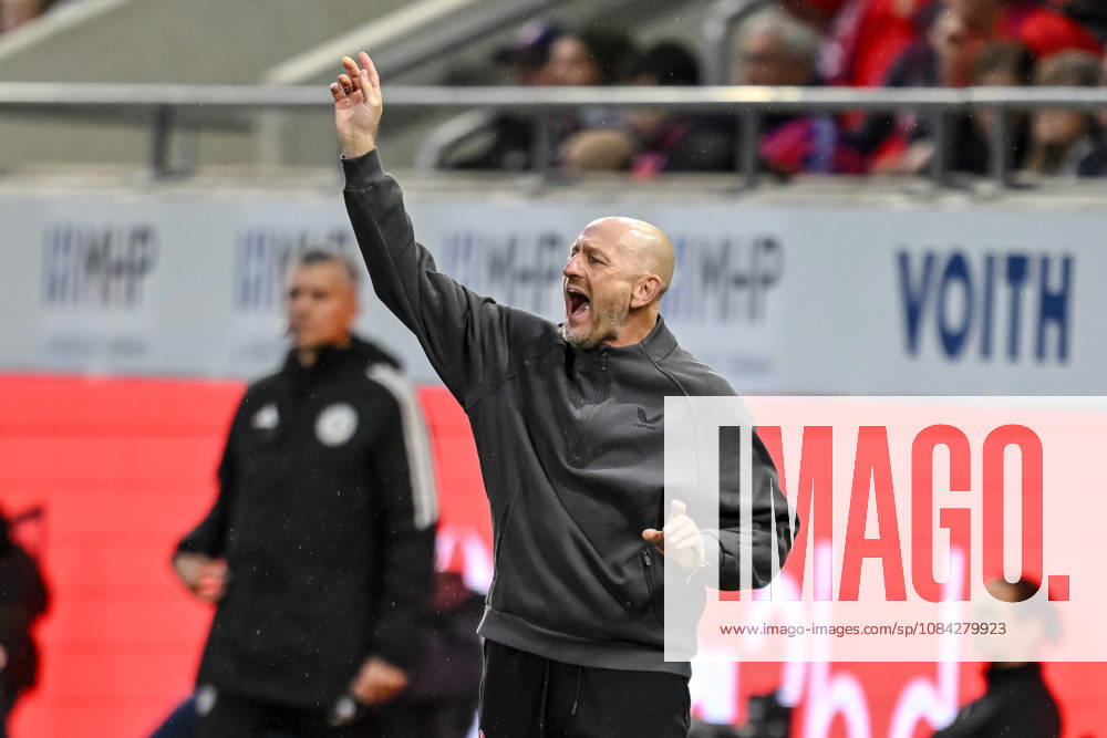 Trainer Torsten Lieberknecht (1. FC Kaiserslautern) gestikuliert, gestik waehrend des spiels der 2. Bundesliga zwischen 1. FC Heidenheim und 1. FC Kaiserslautern, Voith-Arena am 09. October 2026 in Heidenheim an der Brenz, Deutschland. (Foto von Harry Langer DeFodi Images) +++ Trainer Torsten Lieberknecht (1. FC Kaiserslautern) gestures during the 2nd Bundesliga match between 1. FC Heidenheim and 1. FC Kaiserslautern at Voith-Arena on October 9, 2026 in Heidenheim an der Brenz, Germany. (Photo by Harry Langer DeFodi Images) DFB DFL REGULATIONS PROHIBIT ANY USE OF PHOTOGRAPHS AS IMAGE SEQUENCES AND OR QUASI-VIDEO. (Photo by Harry Langer DeFodi Images) DFB DFL REGULATIONS PROHIBIT ANY USE OF PHOTOGRAPHS AS IMAGE SEQUENCES AND OR QUASI-VIDEO. -