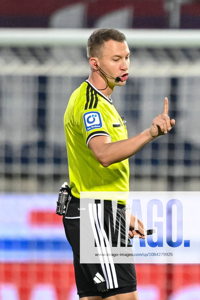 Schiedsrichter Florian Lechner gestikuliert, gestik waehrend des spiels der 2. Bundesliga zwischen 1. FC Heidenheim und 1. FC Kaiserslautern, Voith-Arena am 09. October 2026 in Heidenheim an der Brenz, Deutschland. (Foto von Harry Langer DeFodi Images) +++ Schiedsrichter Florian Lechner gestures during the 2nd Bundesliga match between 1. FC Heidenheim and 1. FC Kaiserslautern at Voith-Arena on October 9, 2026 in Heidenheim an der Brenz, Germany. (Photo by Harry Langer DeFodi Images) DFB DFL REGULATIONS PROHIBIT ANY USE OF PHOTOGRAPHS AS IMAGE SEQUENCES AND OR QUASI-VIDEO. (Photo by Harry Langer DeFodi Images) DFB DFL REGULATIONS PROHIBIT ANY USE OF PHOTOGRAPHS AS IMAGE SEQUENCES AND OR QUASI-VIDEO. -