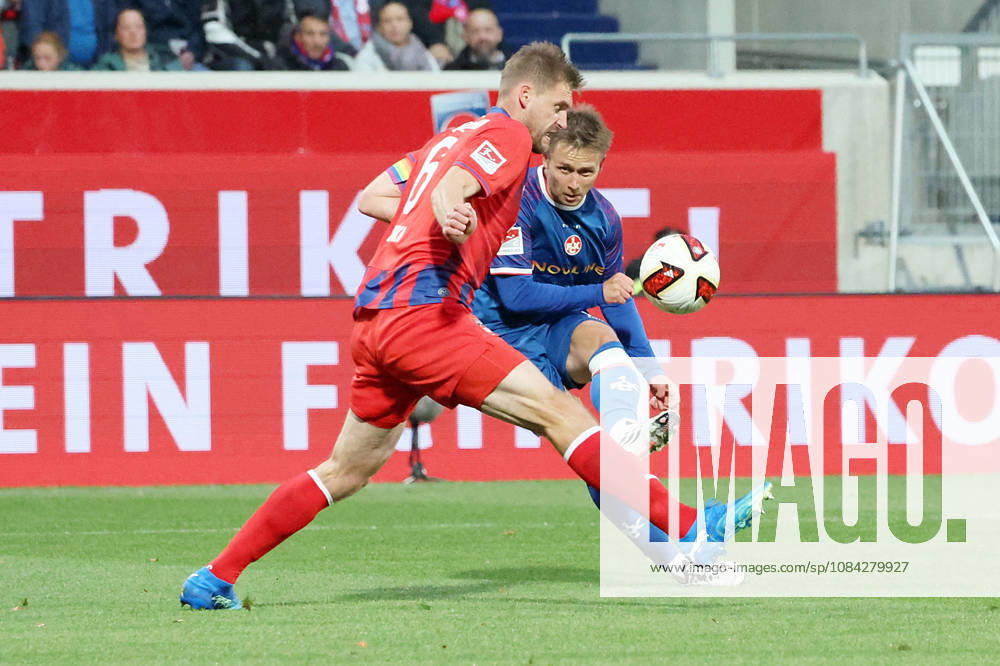 Fussball 2.Bundesliga, 1.FC Heidenheim - 1.FC Kaiserslautern v.l. Patrick Mainka (1FC Heidenheim 1846) Naatan Skyttä Skyttae (1.FC Kaiserslautern) Zweikampf, Aktion, action, battle for the ball Heidenheim