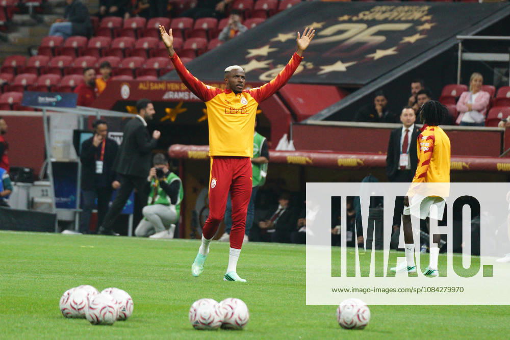 Victor Osimhen (C) of Galatasaray greets the fans before the Turkish Super League 2026 27 match between Galatasaray and Kasimpasa at RAMS Park Stadium in Istanbul, Turkey, on October 9, 2026. Sariyer Turkey - ZUMAu194 20261009_zip_u194_001