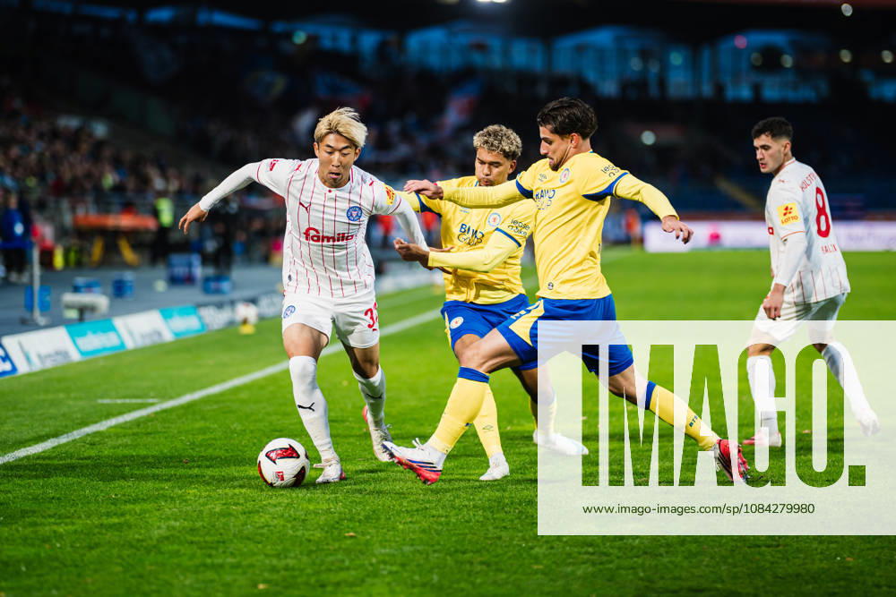 2. Bundesliga: Eintracht Braunschweig vs. Holstein Kiel, 09.10.2026 Hiroki Sekine (Holstein Kiel, 32) gegen Fabio Di Michele Sanchez (Eintracht Braunschweig, 22) im Zweikampf; Fußball, 2. Bundesliga, 7. Spieltag: Eintracht Braunschweig vs. Holstein Kiel am 09.10.2026 im Eintracht-Stadion, Braunschweig DFL REGULATIONS PROHIBIT ANY USE OF PHOTOGRAPHS AS IMAGE SEQUENCES AND OR QUASI-VIDEO.