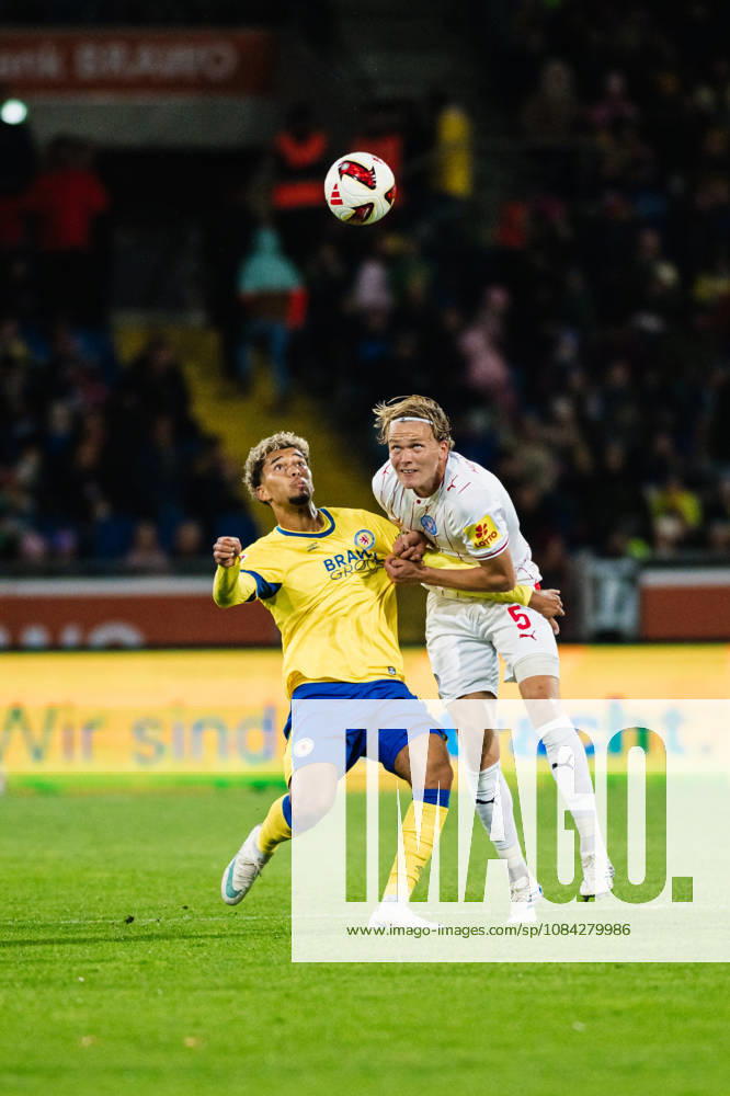 2. Bundesliga: Eintracht Braunschweig vs. Holstein Kiel, 09.10.2026 Yann Sturm (Eintracht Braunschweig, 7) gegen Noah Madsen (Holstein Kiel, 5) im Zweikampf; Fußball, 2. Bundesliga, 7. Spieltag: Eintracht Braunschweig vs. Holstein Kiel am 09.10.2026 im Eintracht-Stadion, Braunschweig DFL REGULATIONS PROHIBIT ANY USE OF PHOTOGRAPHS AS IMAGE SEQUENCES AND OR QUASI-VIDEO.