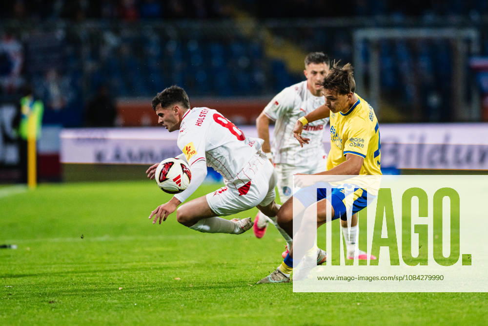 2. Bundesliga: Eintracht Braunschweig vs. Holstein Kiel, 09.10.2026 Guillermo Balzi (Holstein Kiel, 8) gegen Max Marie (Eintracht Braunschweig, 15) im Zweikampf; Fußball, 2. Bundesliga, 7. Spieltag: Eintracht Braunschweig vs. Holstein Kiel am 09.10.2026 im Eintracht-Stadion, Braunschweig DFL REGULATIONS PROHIBIT ANY USE OF PHOTOGRAPHS AS IMAGE SEQUENCES AND OR QUASI-VIDEO.