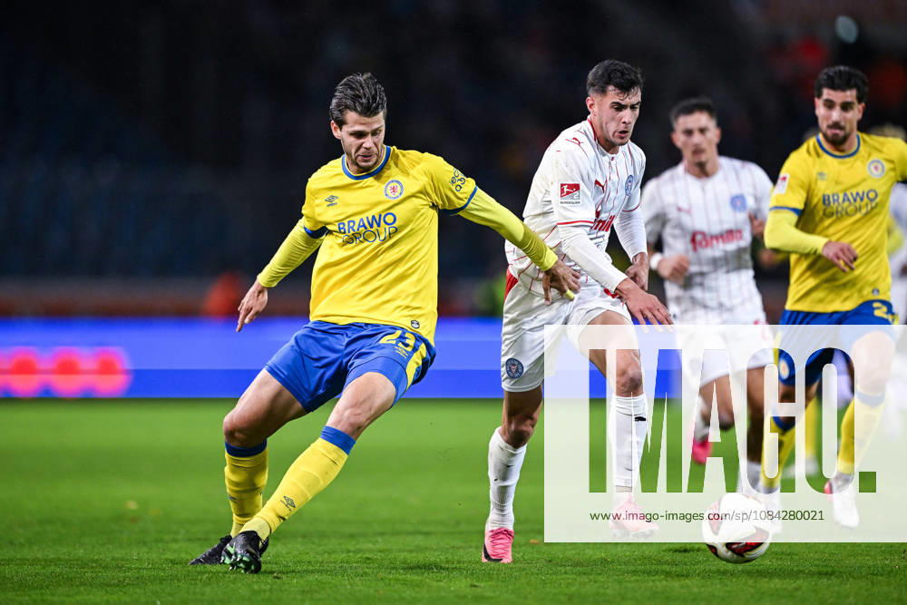 Fussball, 2. Bundesliga, Eintracht Braunschweig - Holstein Kiel, Isidoros Koutsidis (Eintracht Braunschweig), Guillermo Balzi (Holstein Kiel) xRHR-FOTO DEx