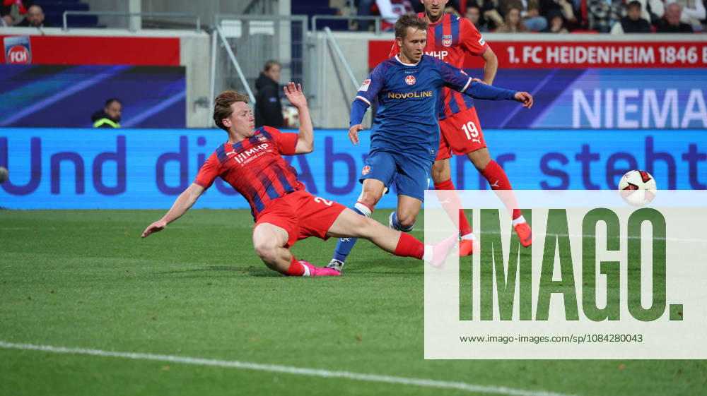 Fussball 2.Bundesliga, 1.FC Heidenheim - 1.FC Kaiserslautern v.l. Michael Heule (1FC Heidenheim 1846) Naatan Skyttä Skyttae (1.FC Kaiserslautern) Zweikampf, Aktion, action, battle for the ball Heidenheim