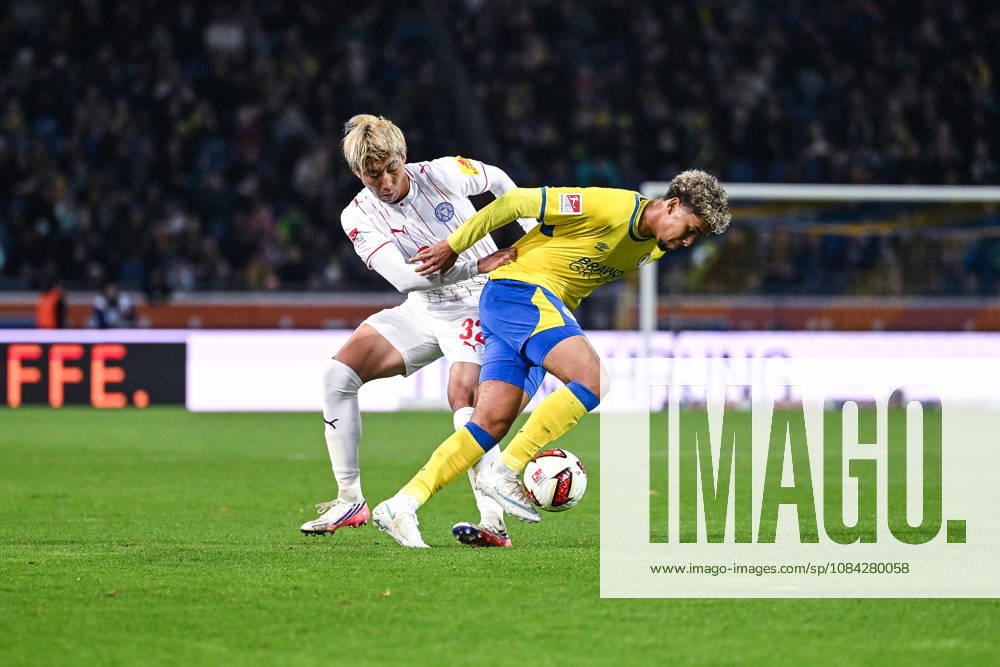 Fussball, 2. Bundesliga, Eintracht Braunschweig - Holstein Kiel, Hiroki Sekine (Holstein Kiel), Yann Sturm (Eintracht Braunschweig) xRHR-FOTO DEx