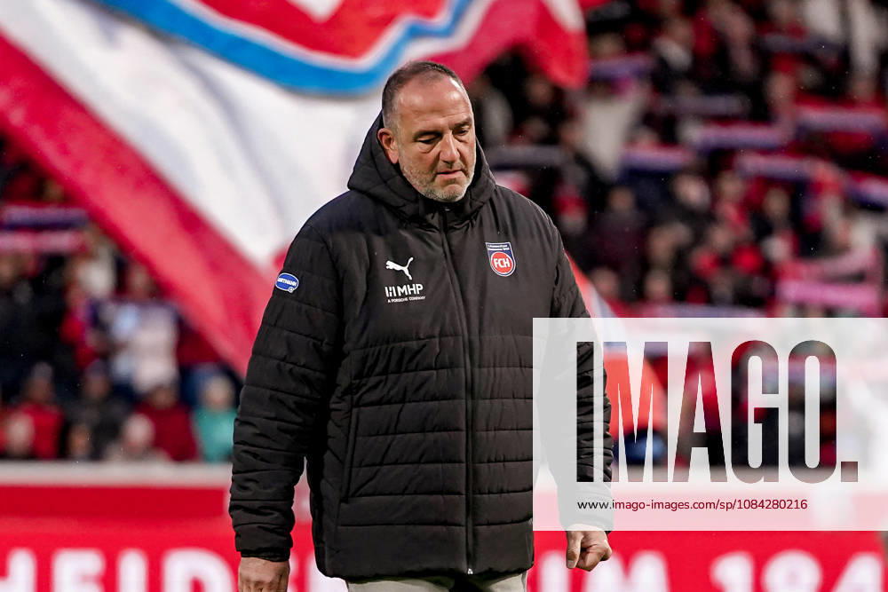 Deutschland: Fussball Saison 2026 2027 , 2. Bundesliga , 7. Spieltag , 1. FC Heidenheim vs. 1. FC Kaiserslautern - Voith-Arena (Heidenheim) : Frank Schmidt (Cheftrainer, 1. FC Heidenheim) Mimik, Gesichtsausdruck, Emotion Heidenheim Voith-Arena Deutschland Germany