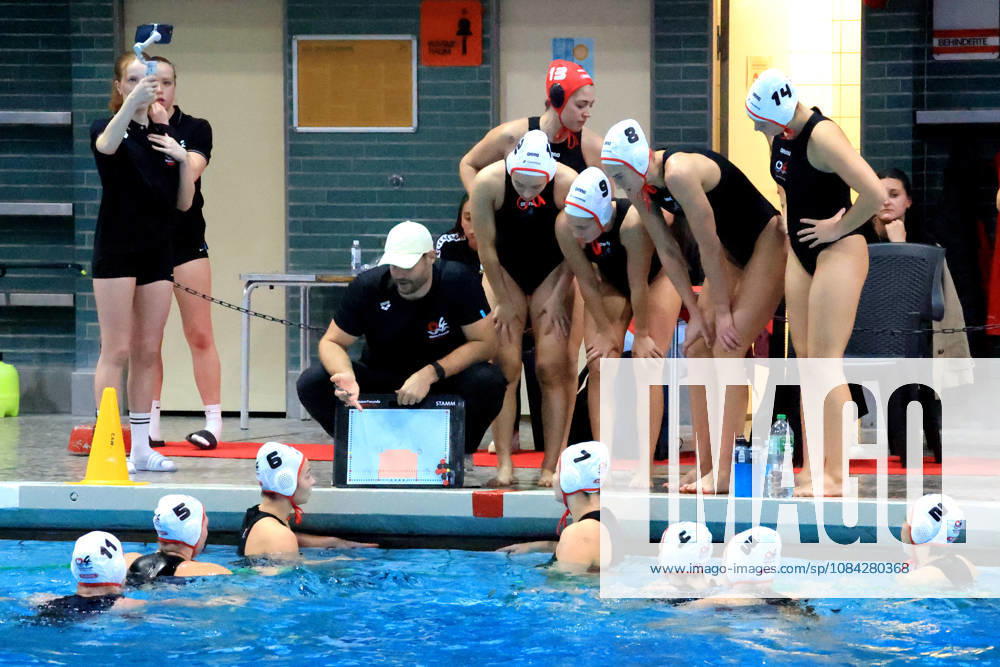 GER, DEU, Deutschland Wasserball Frauen ,Wasserbal Champion League Qualifikation, Saison 2026, Berlin, Spandau 04 vs. UVSE Trainer Marko Stamm ( Spandau04 ), Spielerkreis, reden, diskutieren nordphoto GmbH Engler Berlin Schwimmhalle-Schoeneberg Berlin Deutschland