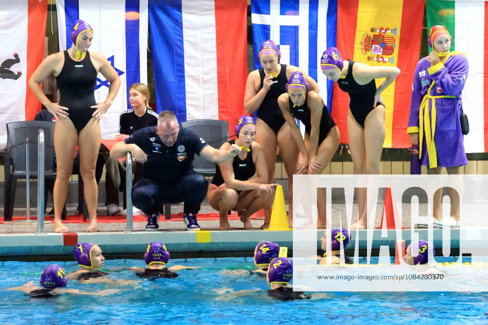 GER, DEU, Deutschland Wasserball Frauen ,Wasserbal Champion League Qualifikation, Saison 2026, Berlin, Spandau 04 vs. UVSE Coach Marton Benczur( UVSE ), UVSE-Spielerkreis, reden, diskutieren nordphoto GmbH Engler Berlin Schwimmhalle-Schoeneberg Berlin Deutschland