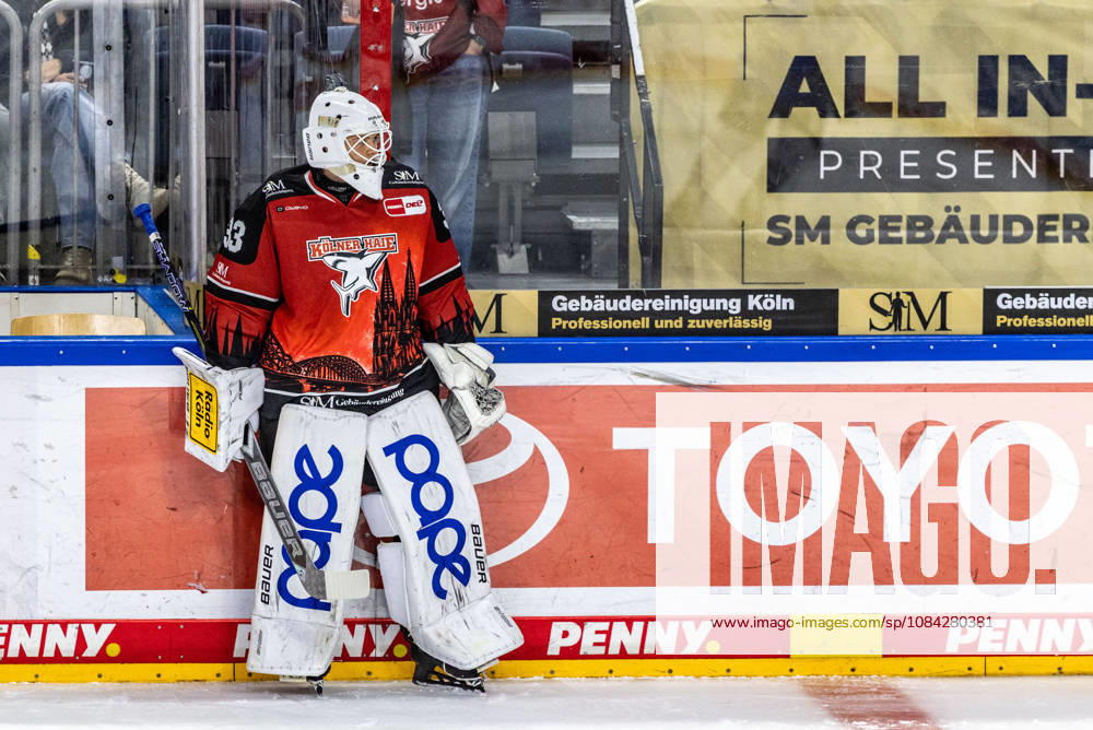 Nico Wiens (Koelner Haie, 33) vertritt Janne Juvonen (Koelner Haie, 30) und beobachtet konzentriert beim Warmup die Spieler der Schwenninger Wild Wings Koelner Haie vs. Schwenninger Wild Wings, Eishockey, Penny DEL, Spieltag 07, 2026 2027, 09.10.2026 Koelner Haie vs. Schwenninger Wild Wings, Eishockey, Penny DEL, Spieltag 07, 2026 2027, 09.10.2026 Koeln