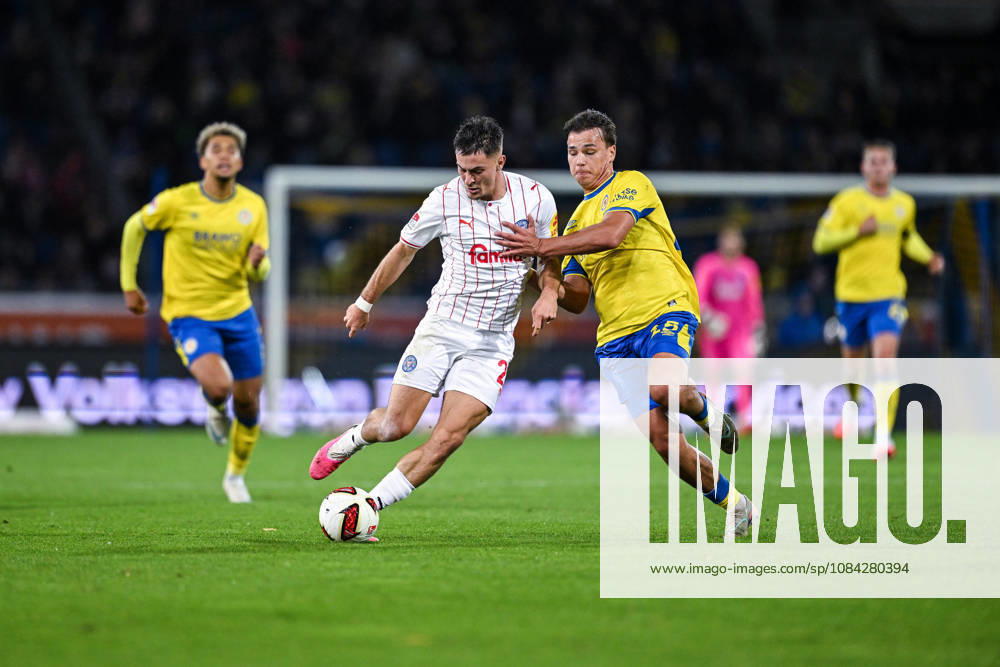 Fussball, 2. Bundesliga, Eintracht Braunschweig - Holstein Kiel, Adrian Kapralik (Holstein Kiel), Max Marie (Eintracht Braunschweig) xRHR-FOTO DEx